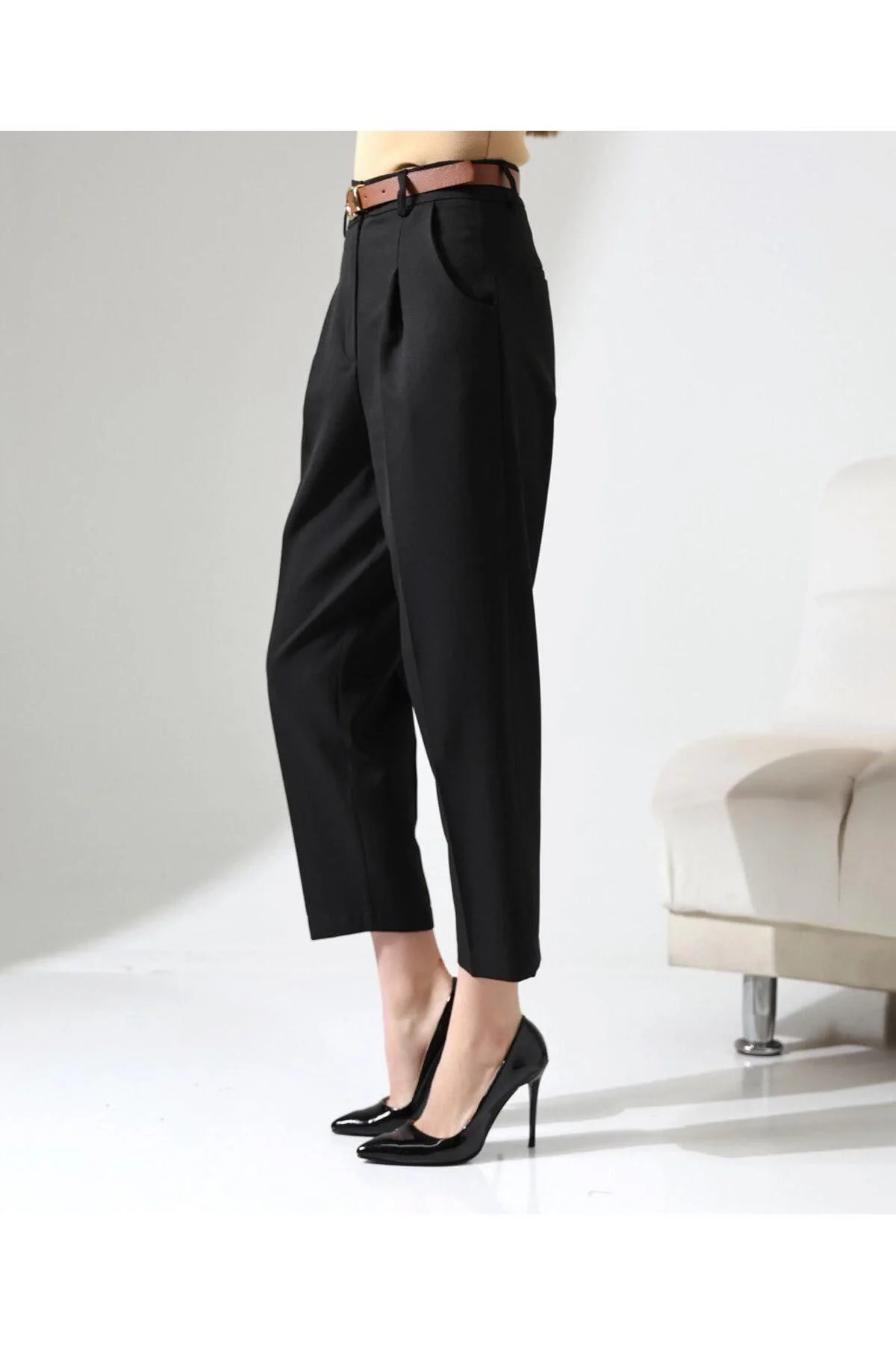 Kadın Yüksek Bel Straight Havuç Kesim Pileli Kemerli Kumaş Pantolon - Siyah