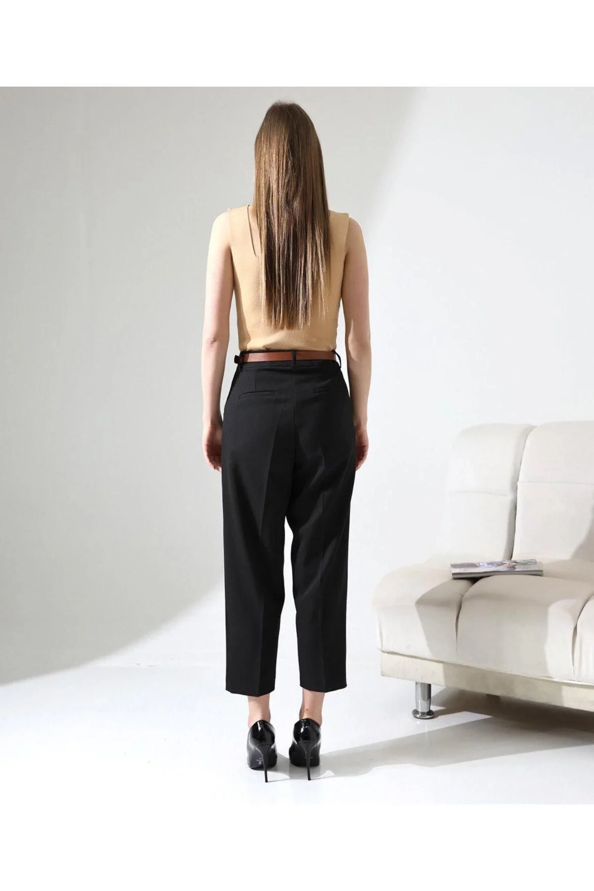 Kadın Yüksek Bel Straight Havuç Kesim Pileli Kemerli Kumaş Pantolon - Siyah