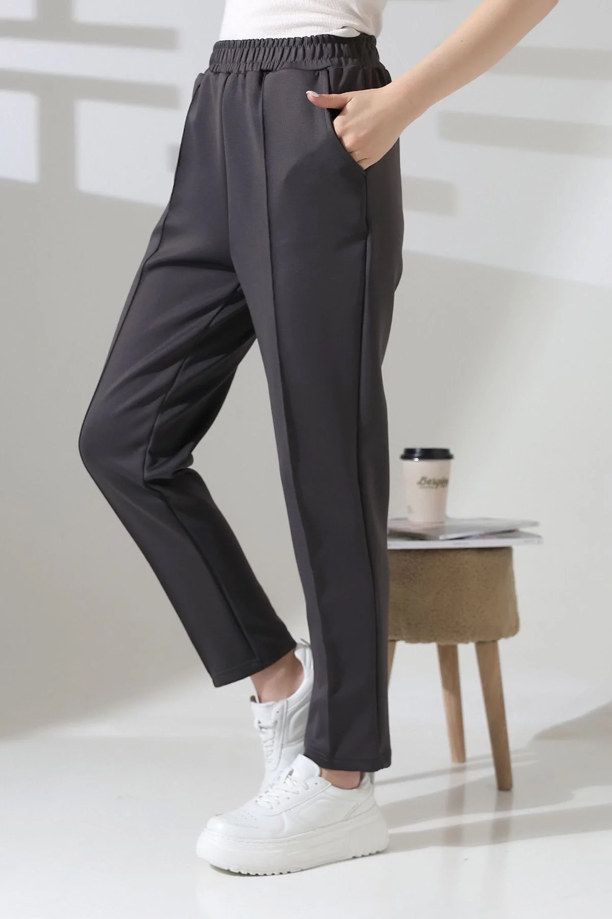 Kadın Koyu Gri Yüksek Bel Lastik Düz Renk Cepli Çizgili Bilek Boy Scuba Kumaş Jogger Pantolon