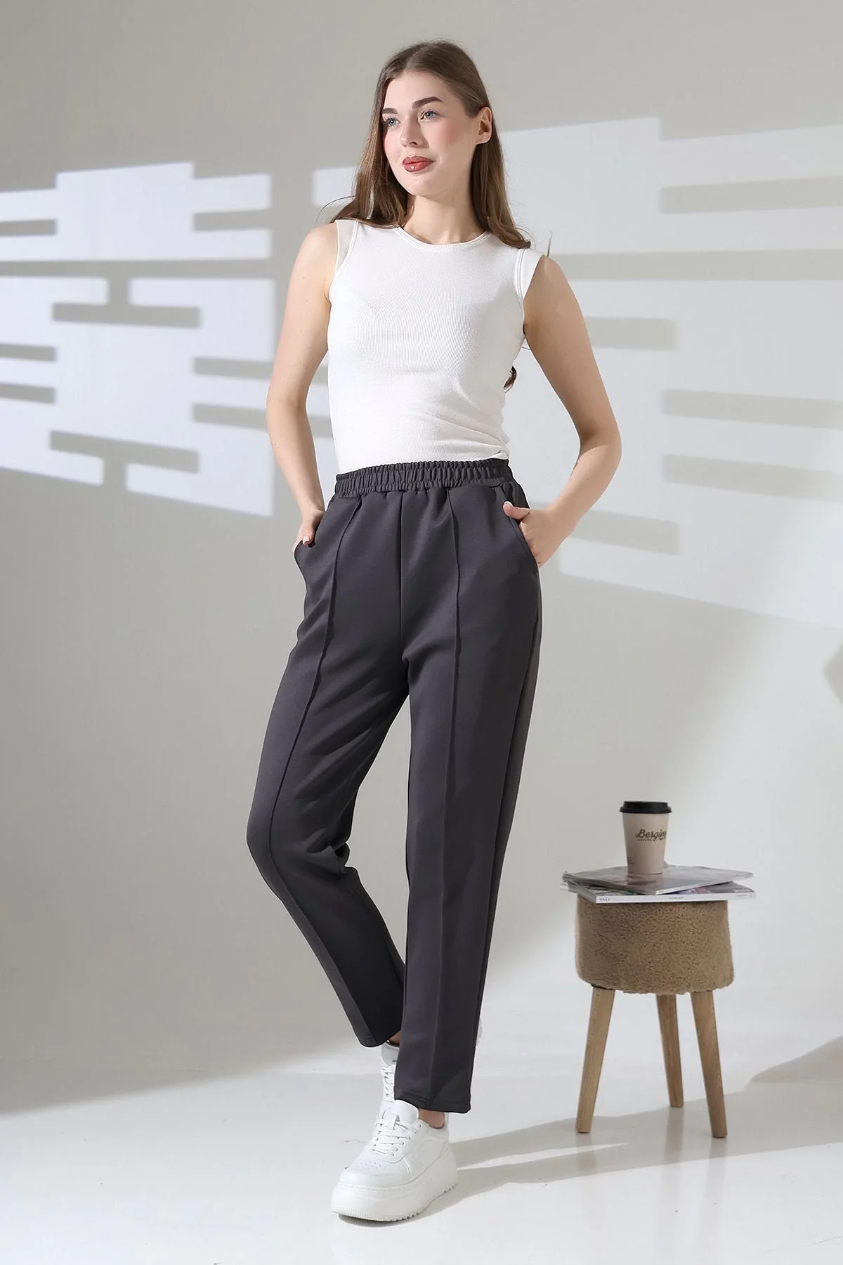 Kadın Koyu Gri Yüksek Bel Lastik Düz Renk Cepli Çizgili Bilek Boy Scuba Kumaş Jogger Pantolon
