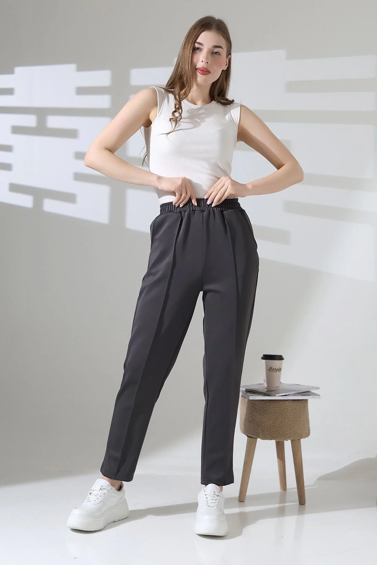 Kadın Koyu Gri Yüksek Bel Lastik Düz Renk Cepli Çizgili Bilek Boy Scuba Kumaş Jogger Pantolon