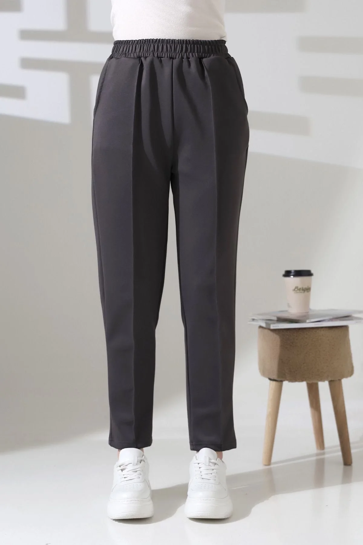 Kadın Koyu Gri Yüksek Bel Lastik Düz Renk Cepli Çizgili Bilek Boy Scuba Kumaş Jogger Pantolon