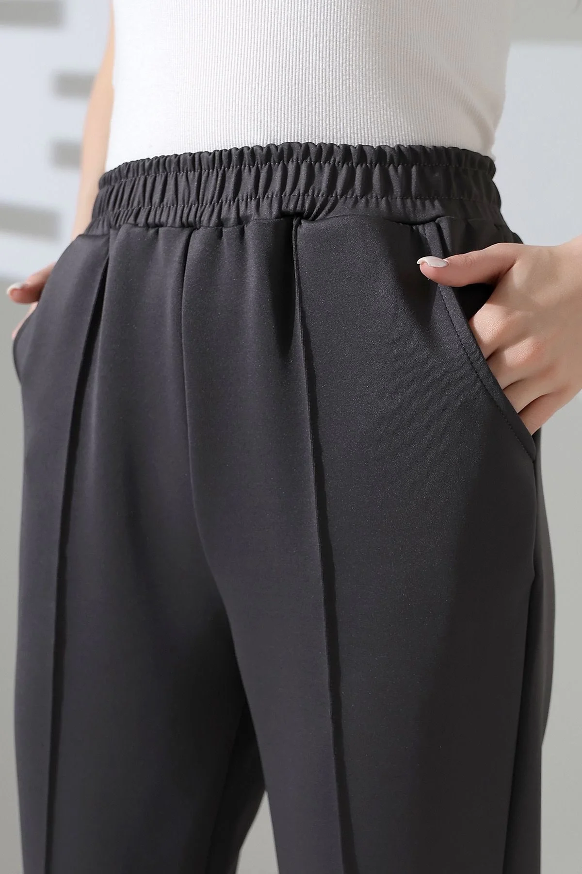 Kadın Koyu Gri Yüksek Bel Lastik Düz Renk Cepli Çizgili Bilek Boy Scuba Kumaş Jogger Pantolon