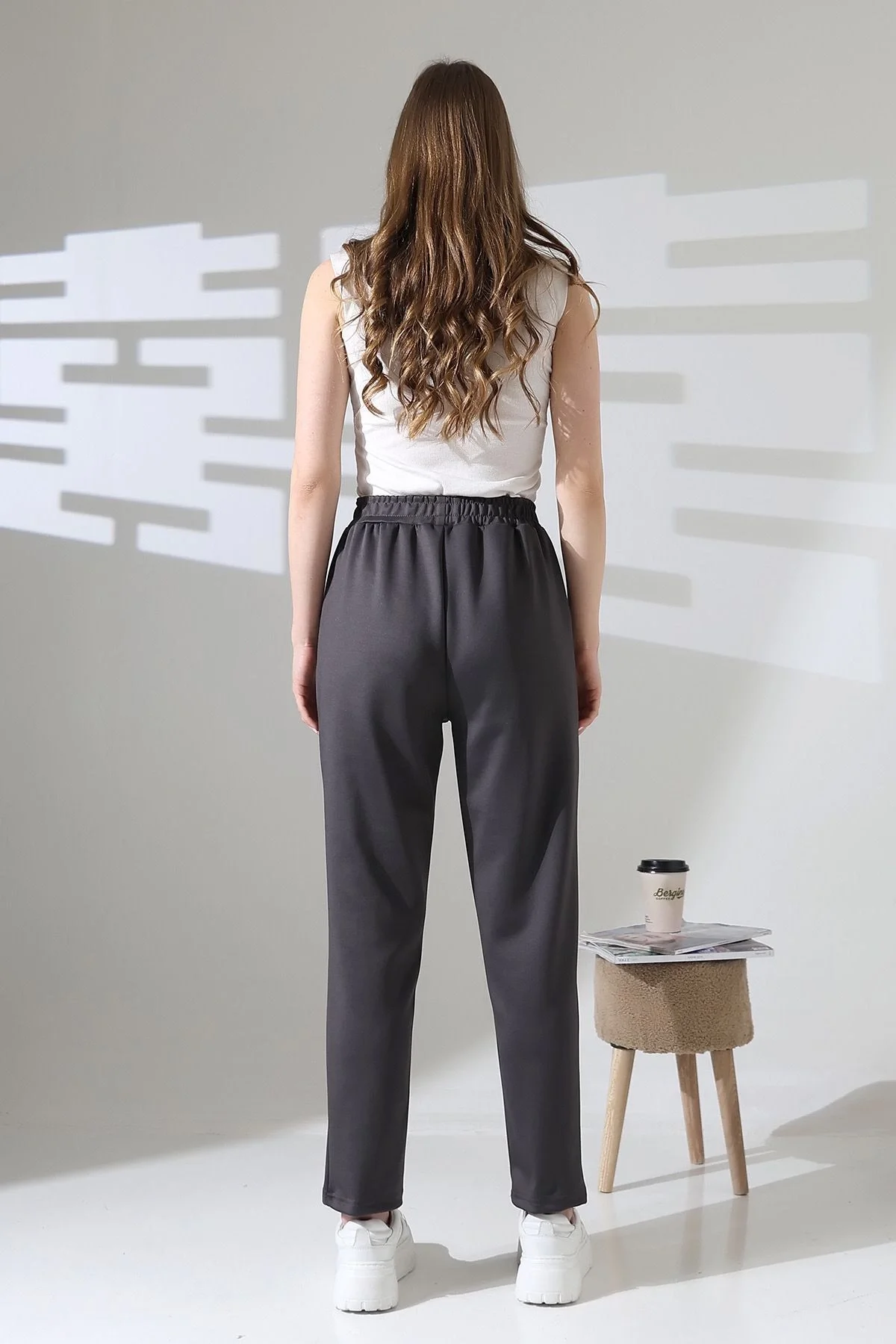 Kadın Koyu Gri Yüksek Bel Lastik Düz Renk Cepli Çizgili Bilek Boy Scuba Kumaş Jogger Pantolon