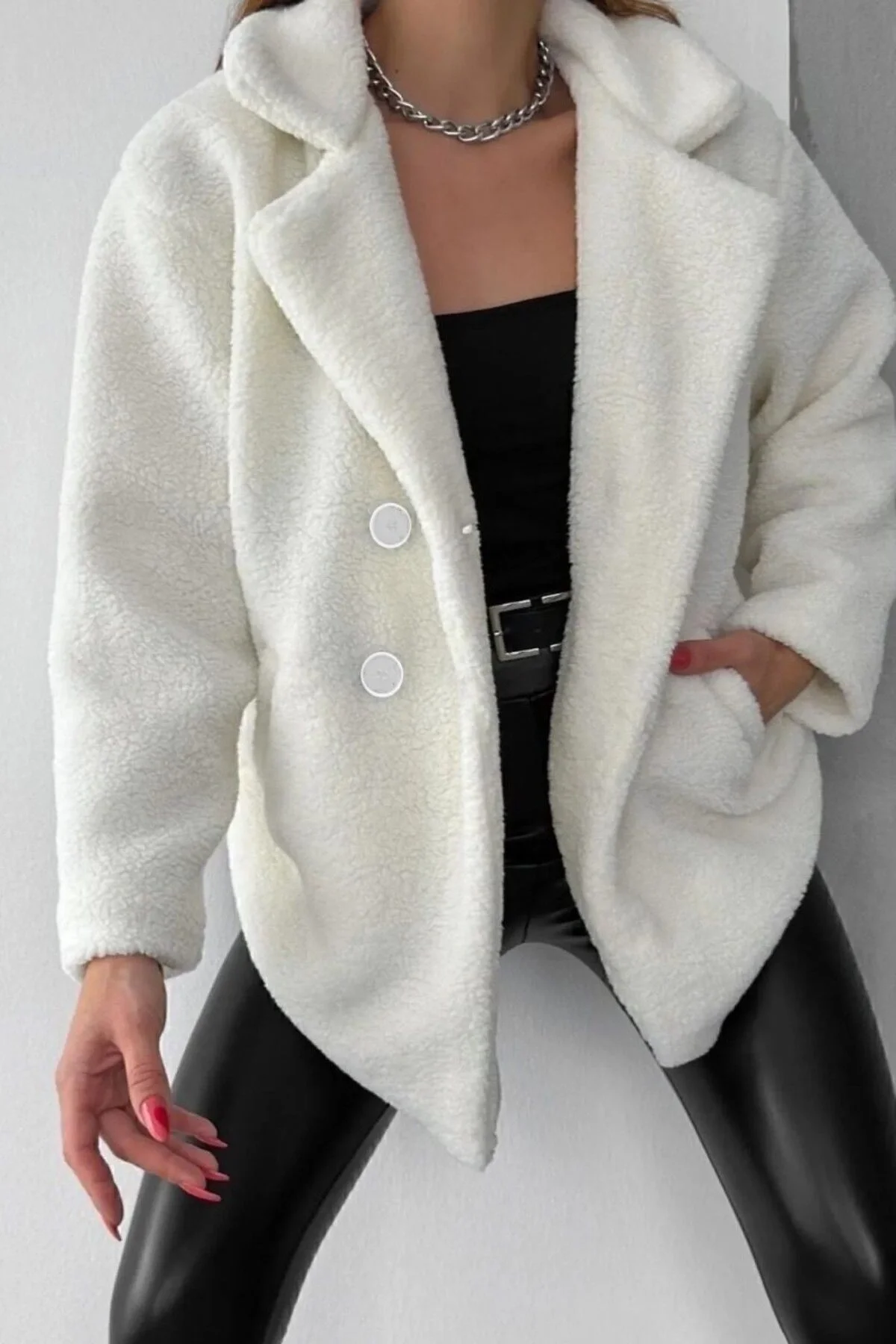 Kadın Ekru Simli Astarlı Cepli Düğmeli Kalın Kruvaze Yaka Oversize Peluş Mont - Beyaz