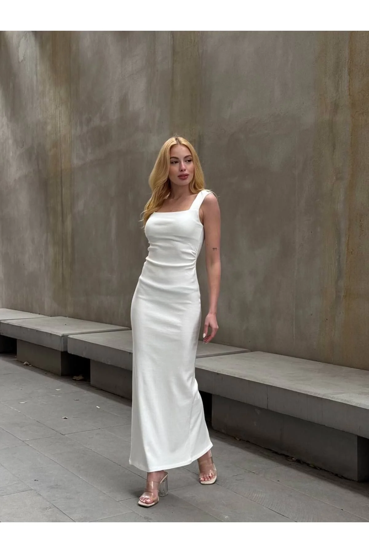 Kadın Kalın Askılı Kare Yaka Yandan Yırtmaçlı Vücudu Saran Midi Kalem Elbise - Beyaz
