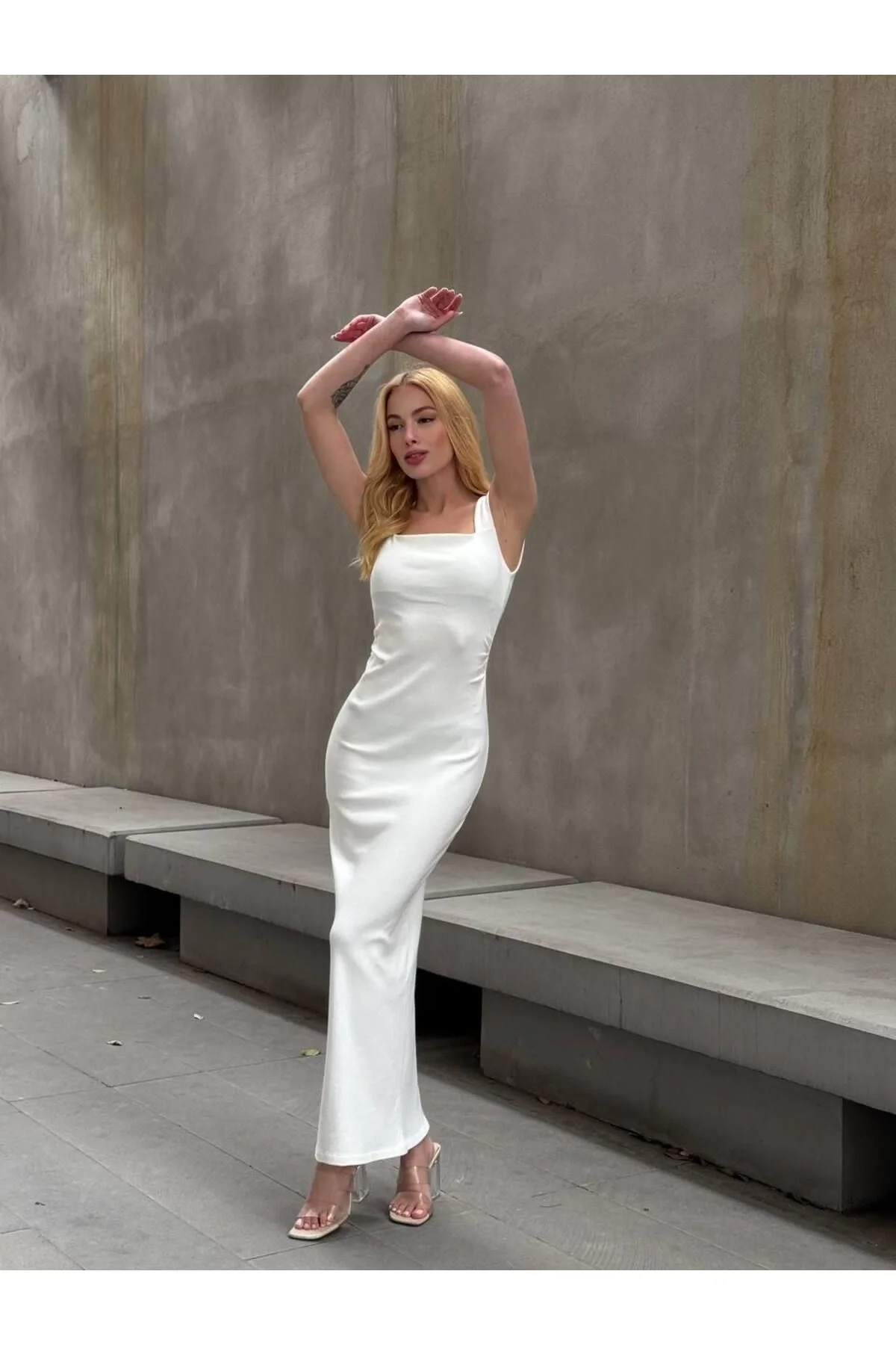 Kadın Kalın Askılı Kare Yaka Yandan Yırtmaçlı Vücudu Saran Midi Kalem Elbise - Beyaz