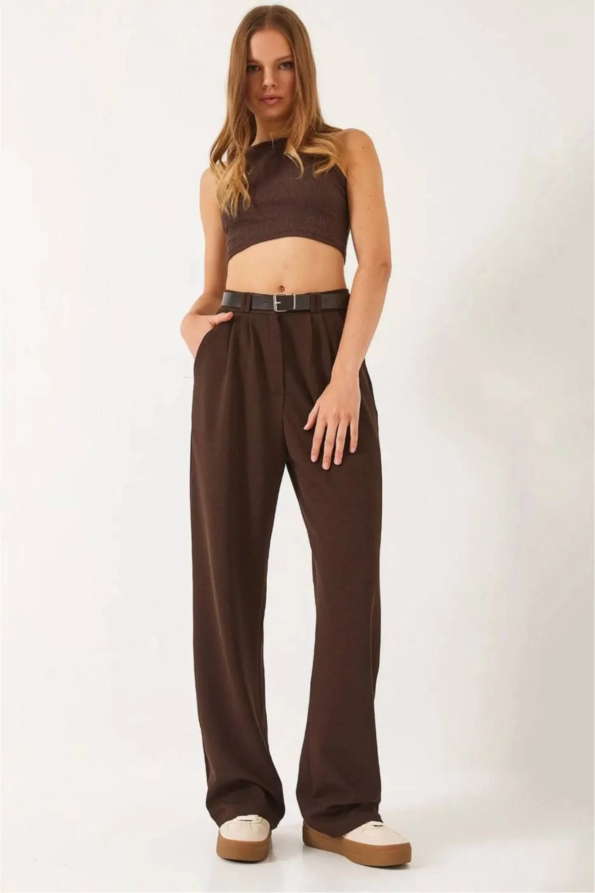 Kadın Yüksek Bel Pileli Kemerli Bol Paça Palazzo Kumaş Pantolon - Kahverengi