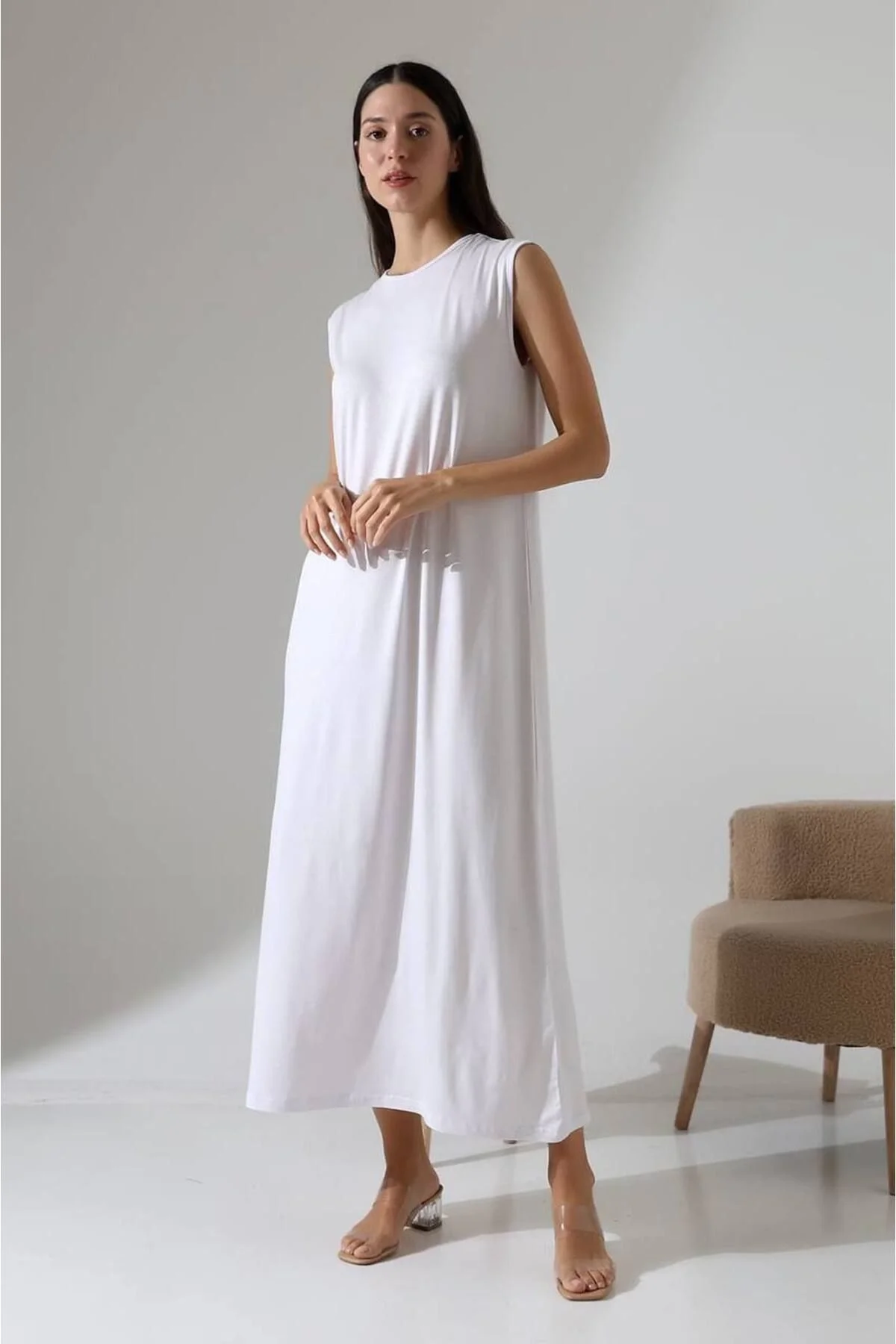 Kadın Vatkalı Sıfır Kol Bisiklet Yaka Yırtmaçlı Salaş Kesim Uzun Elbise - Beyaz