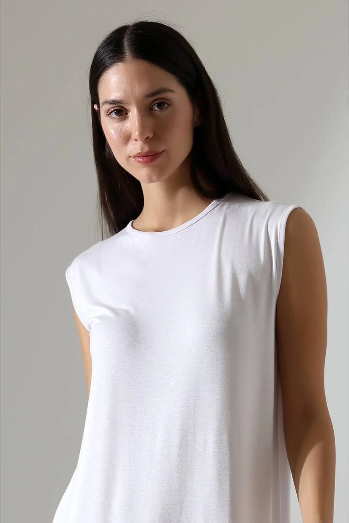 Kadın Vatkalı Sıfır Kol Bisiklet Yaka Yırtmaçlı Salaş Kesim Uzun Elbise - Beyaz