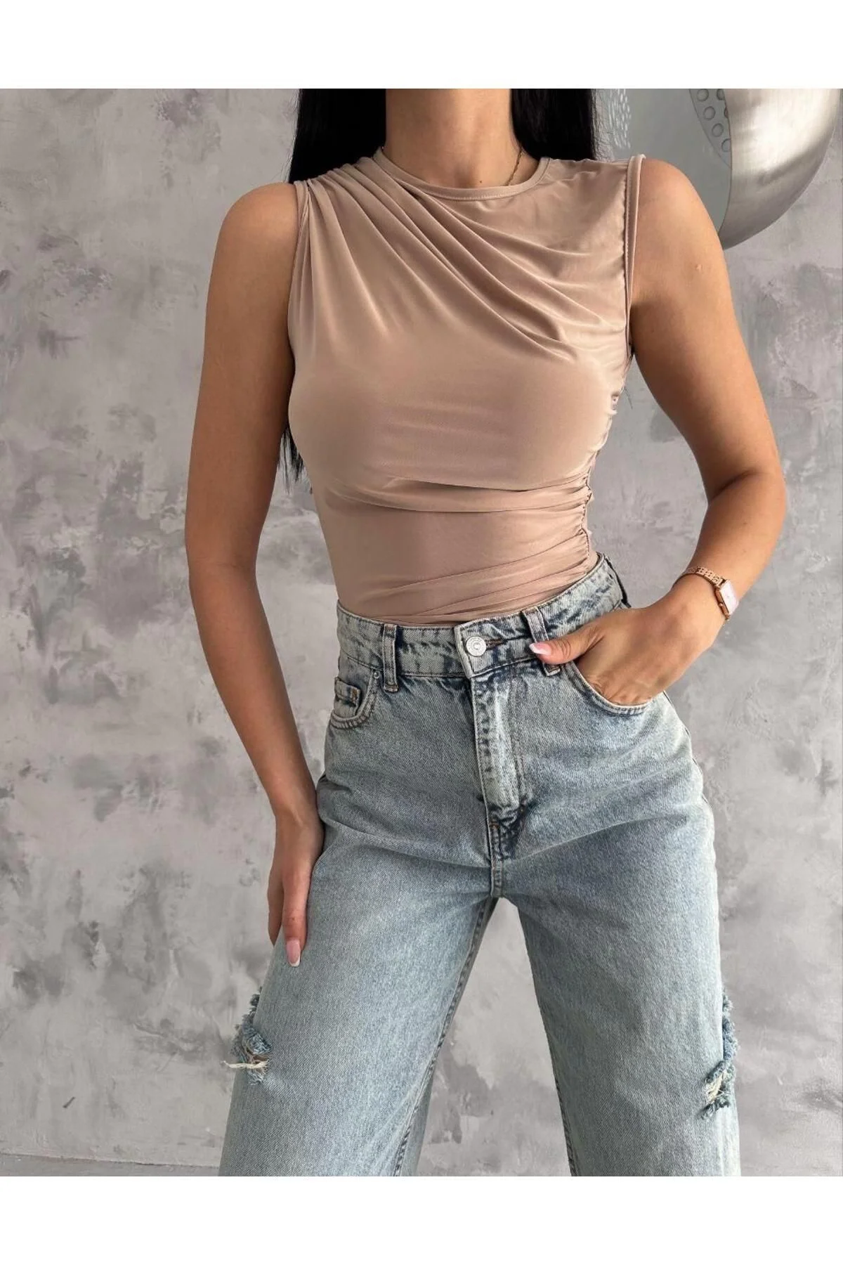 Kadın Omuzdan Drapeli Vücuda Oturan Kolsuz Şık Likralı Sandy Kumaş Basic Bluz - Vizon