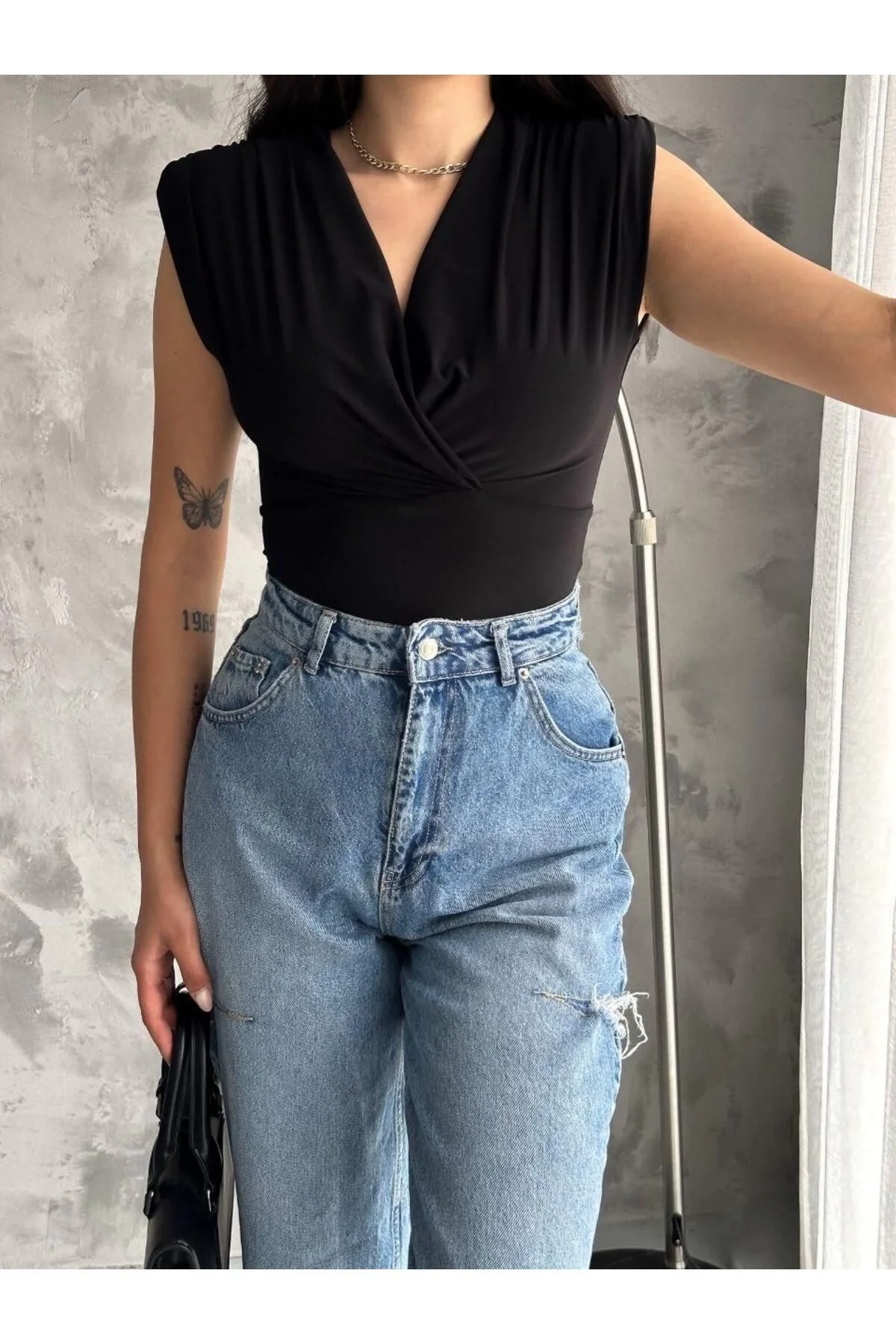 Kadın Vatkalı Kruvaze Yaka Kolsuz Drapeli Vücudu Saran Alttan Çıtçıtlı Bodysuit - Siyah