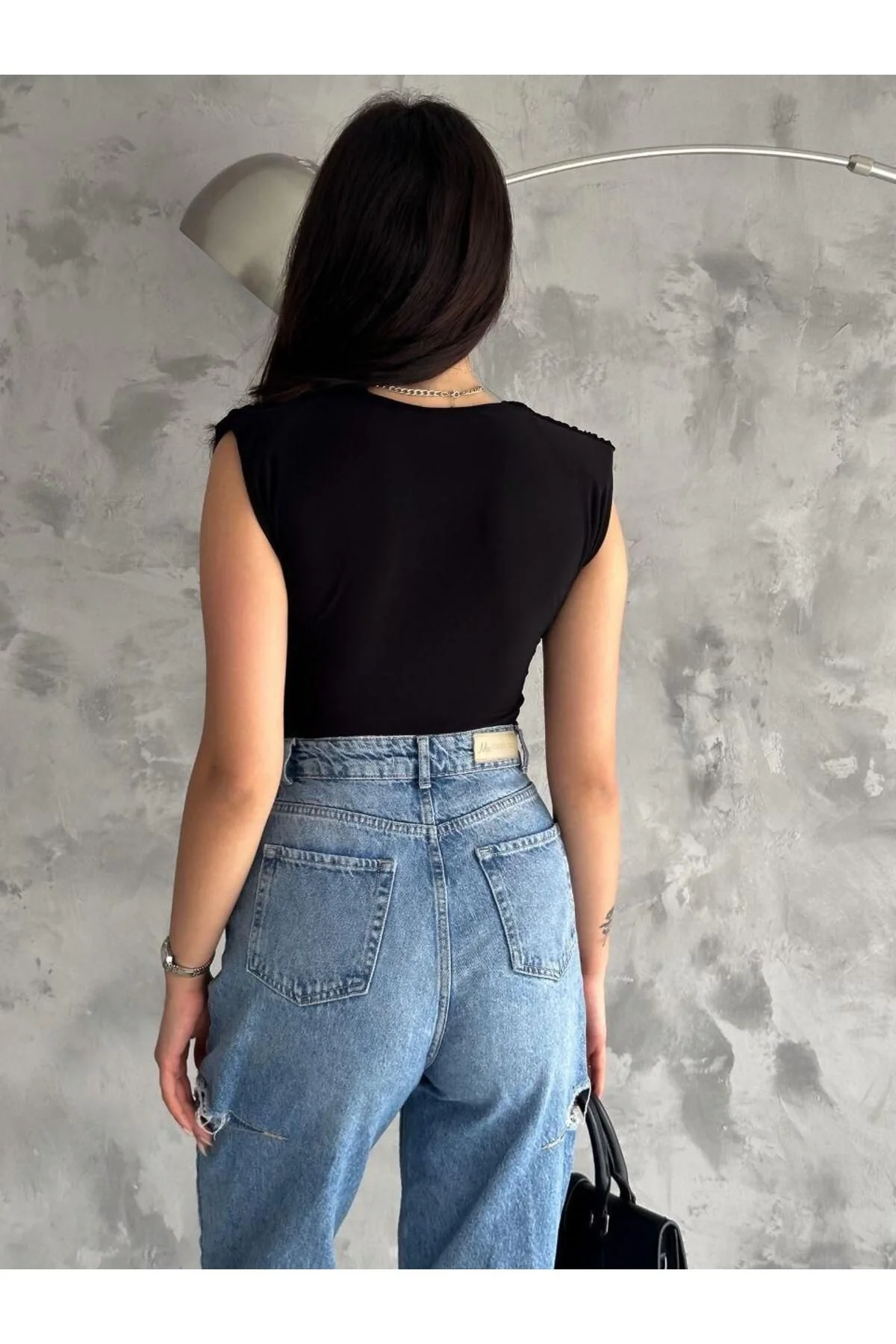 Kadın Vatkalı Kruvaze Yaka Kolsuz Drapeli Vücudu Saran Alttan Çıtçıtlı Bodysuit - Siyah