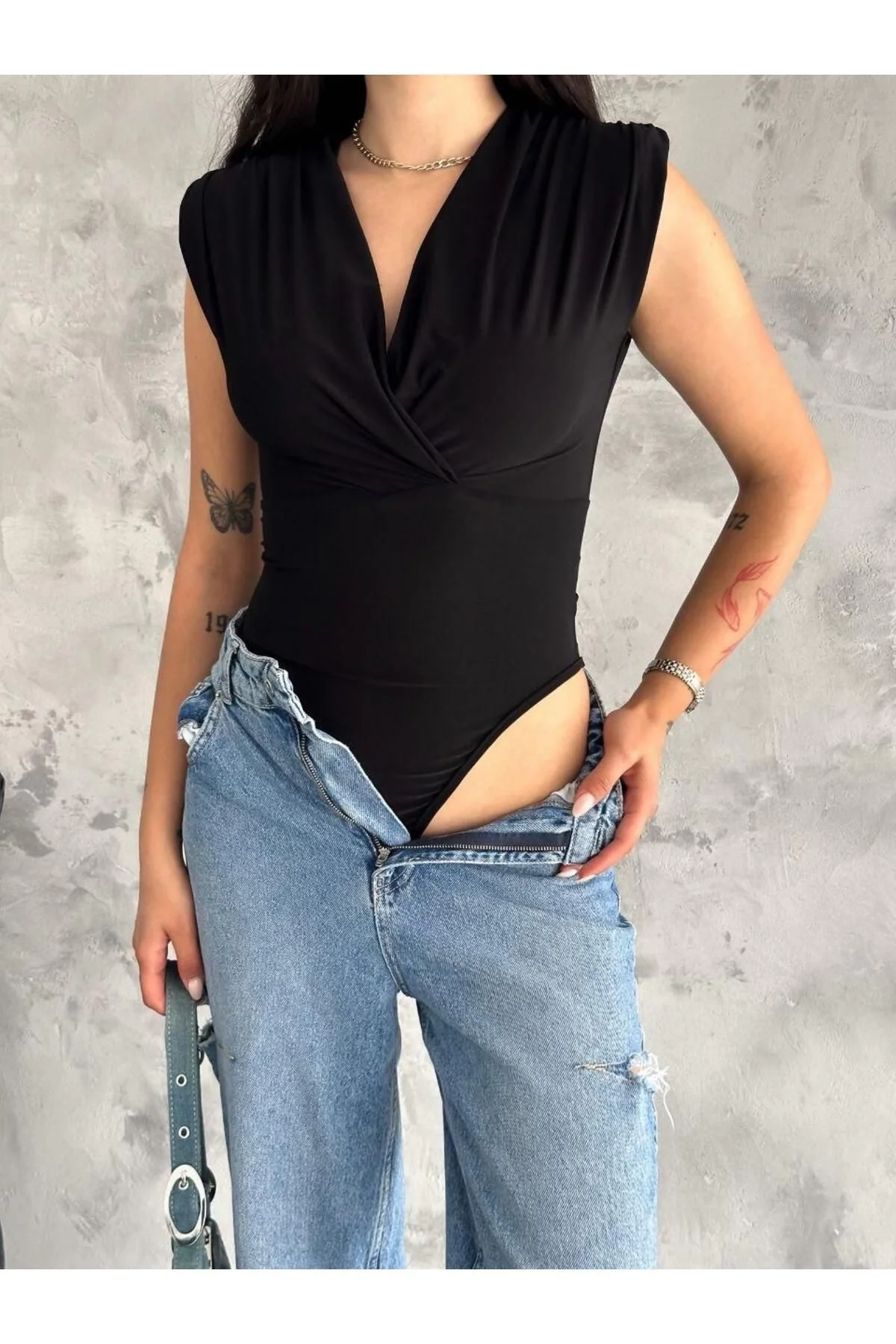 Kadın Vatkalı Kruvaze Yaka Kolsuz Drapeli Vücudu Saran Alttan Çıtçıtlı Bodysuit - Siyah