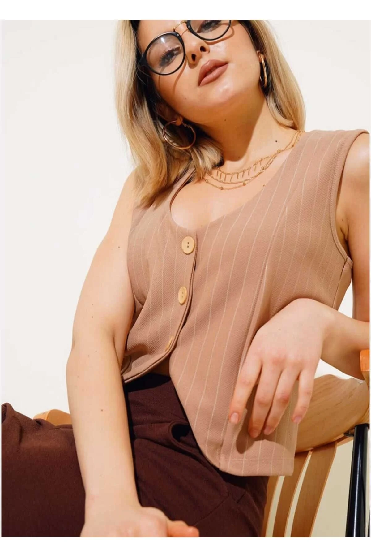 Kadın Kolsuz U Yaka Çizgili Kumaş Cepli Düğmeli Vücudu Saran Yelek Crop - Vizon