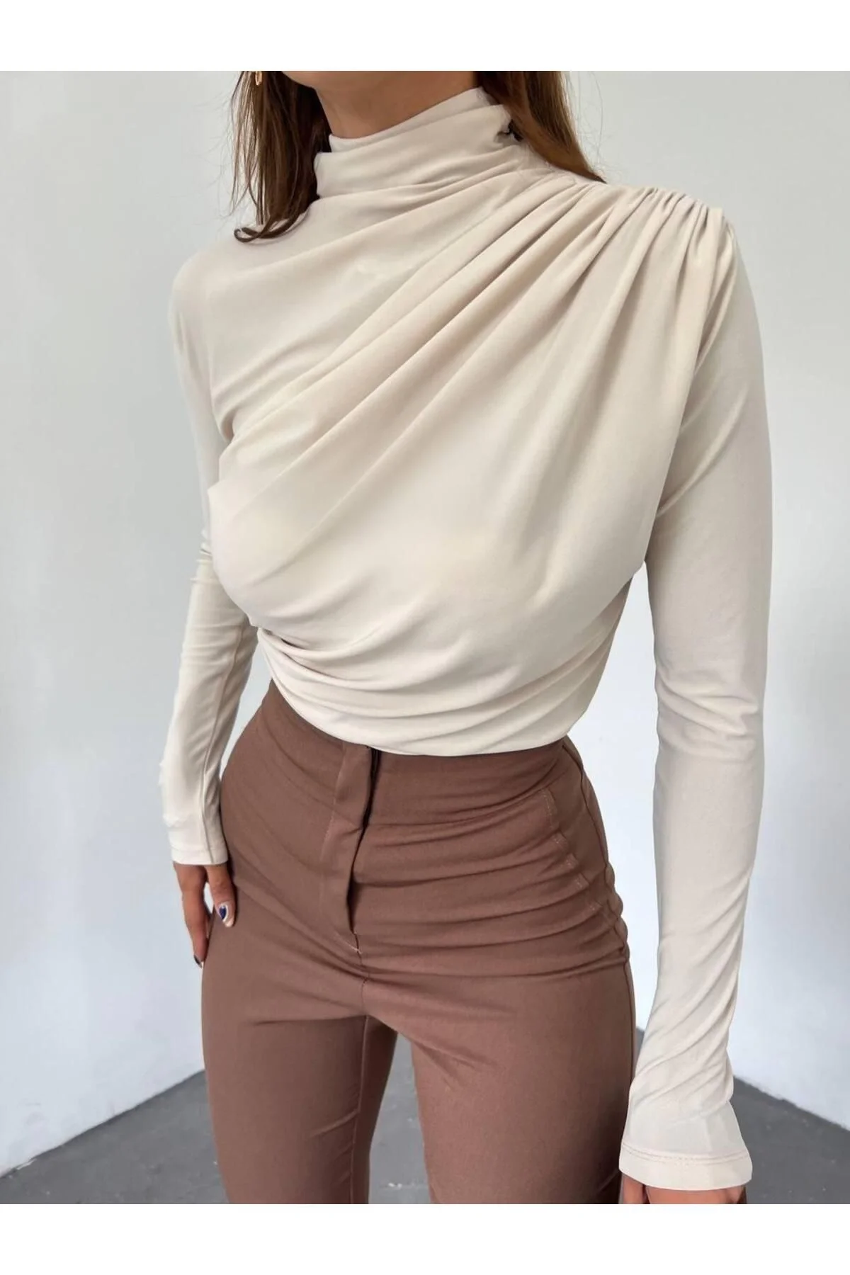 Kadın Omuzdan Drapeli Yarım Balıkçı Yaka Uzun Kollu Vücudu Saran Bluz - Krem