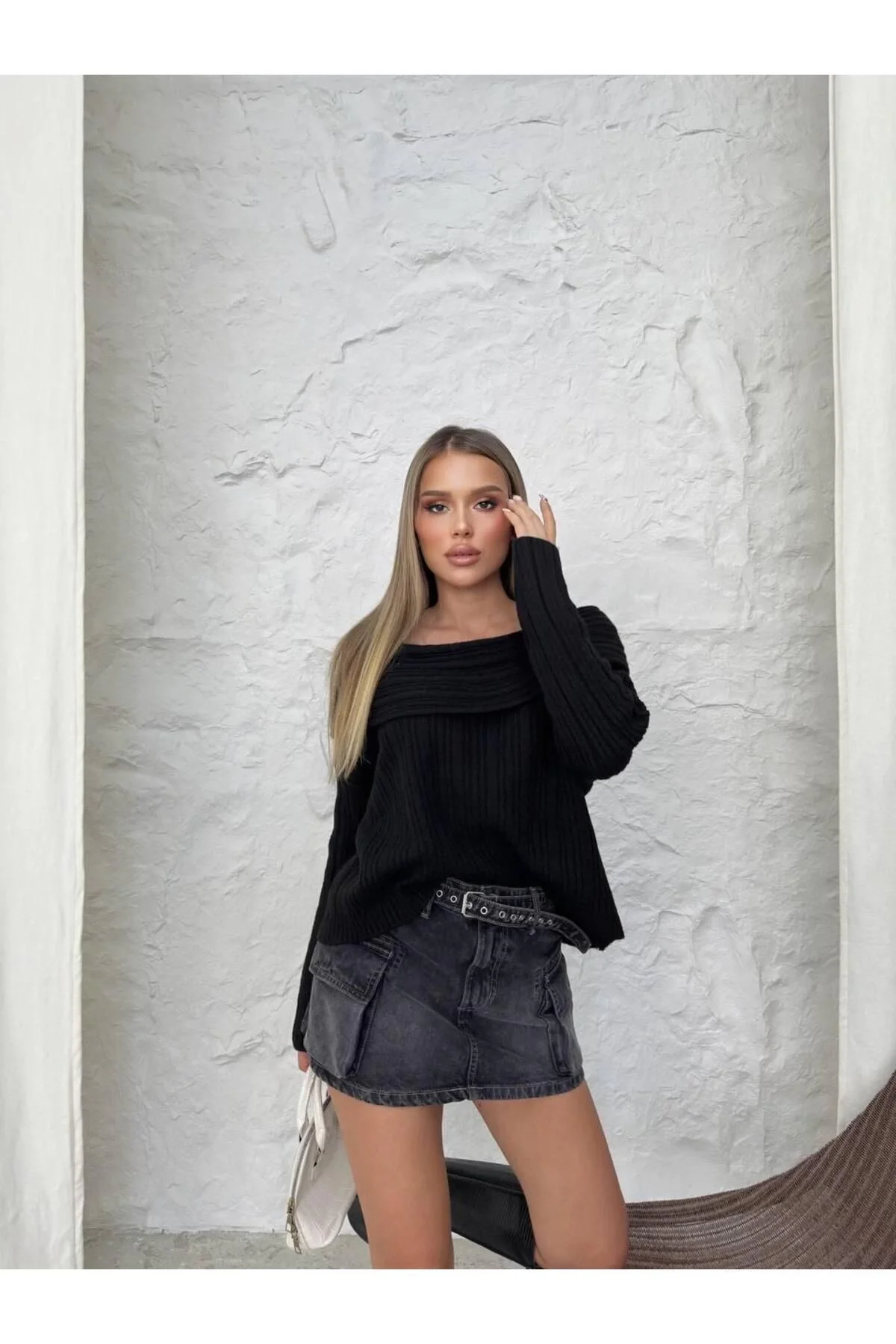 Kadın Siyah Madonna Yaka Düşük Omuz Uzun Kollu Vücudu Saran Triko Kazak