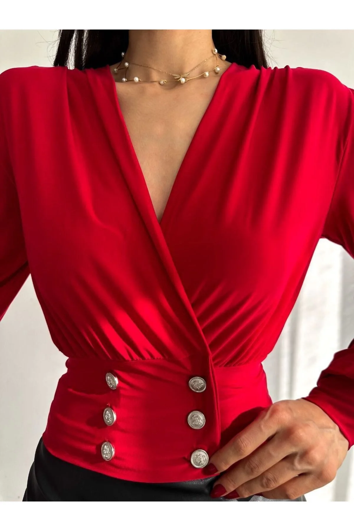 Kadın Kruvaze Yaka Vatkalı Balon Kol Düğme Detaylı Vücudu Saran Bluz - Kırmızı