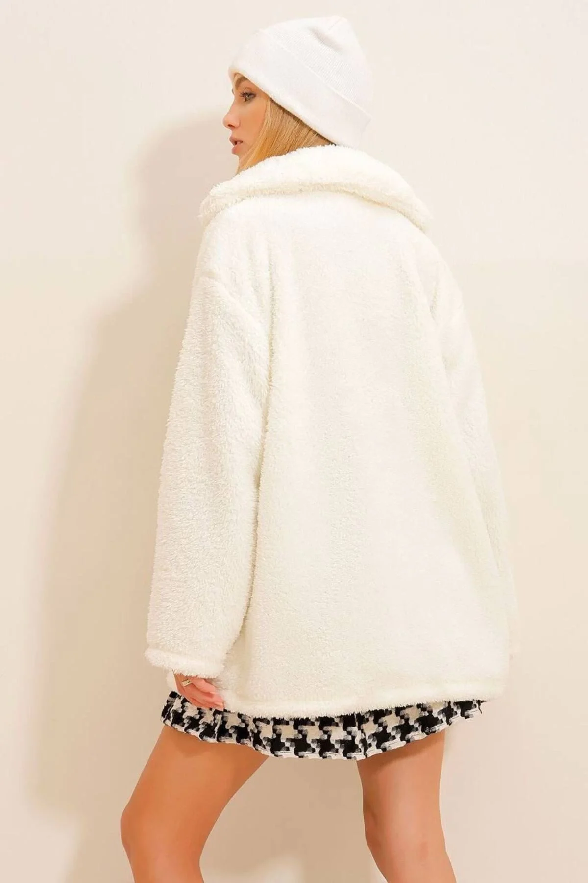Kadın Ekru Oversize Düğmeli Cepli Kuzu Peluş Kürklü Kapüşonlu Kaban Mont