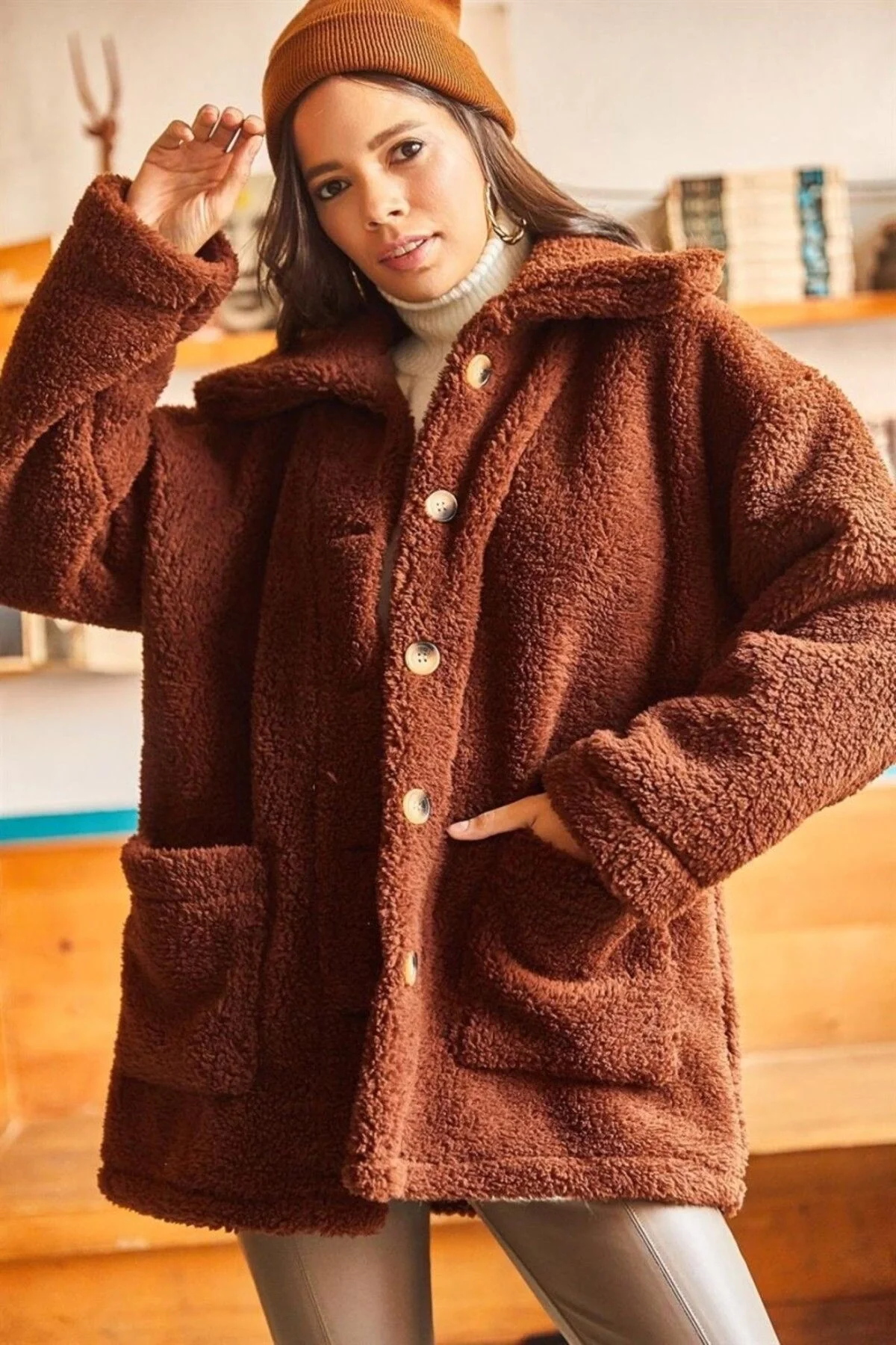Kadın Kahverengi Oversize Düğmeli Cepli Kuzu Peluş Kürklü Kapüşonlu Kaban Mont