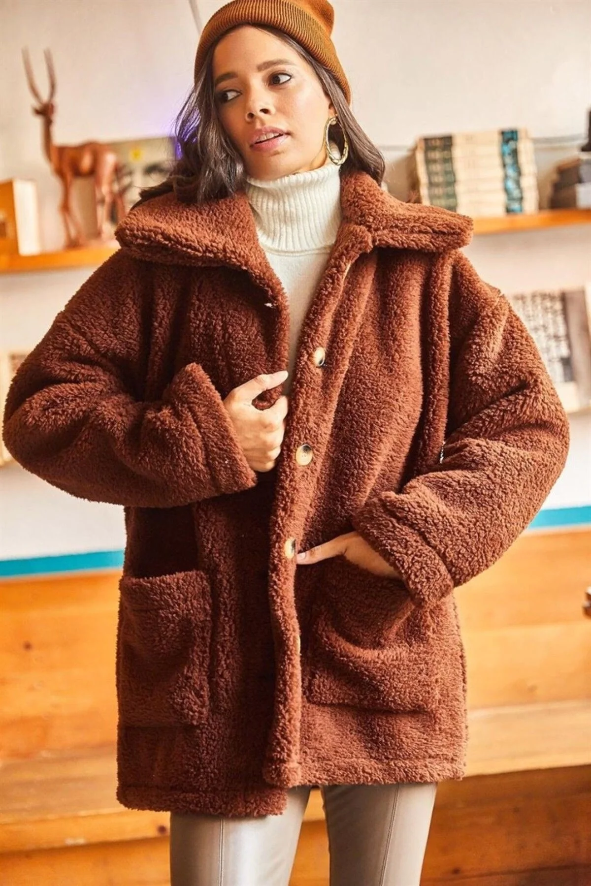 Kadın Kahverengi Oversize Düğmeli Cepli Kuzu Peluş Kürklü Kapüşonlu Kaban Mont