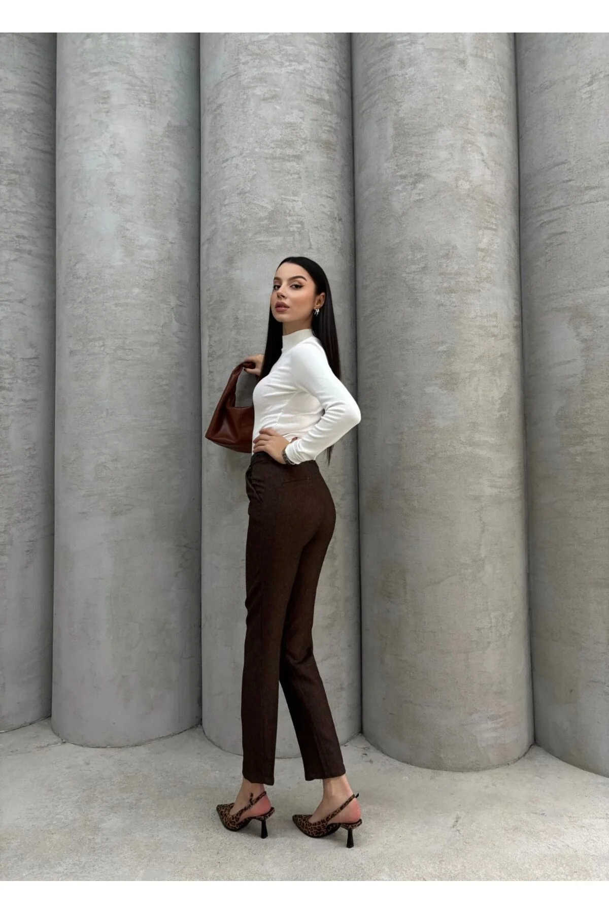 Kadın Siyah Kemerli Dar Paça Pantolon – Şıklığın Ve Rahatlığın Buluşması!