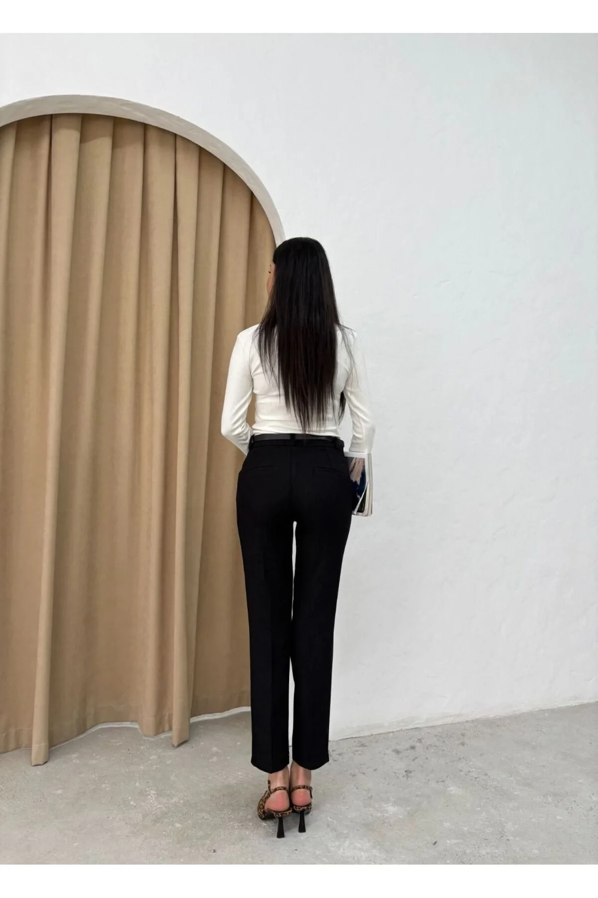 Kadın Siyah Kemerli Dar Paça Pantolon – Şıklığın Ve Rahatlığın Buluşması!