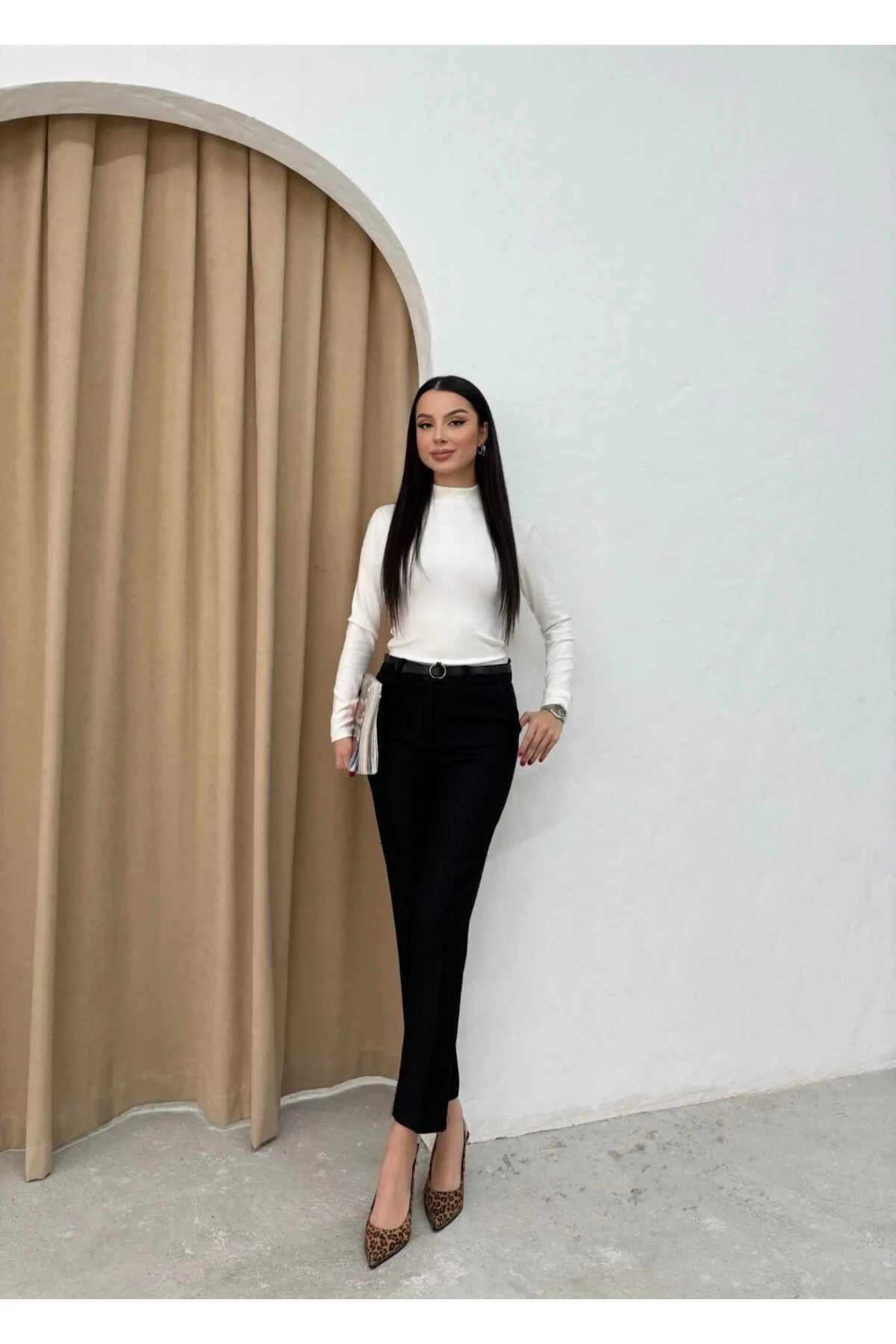 Kadın Siyah Kemerli Dar Paça Pantolon – Şıklığın Ve Rahatlığın Buluşması!