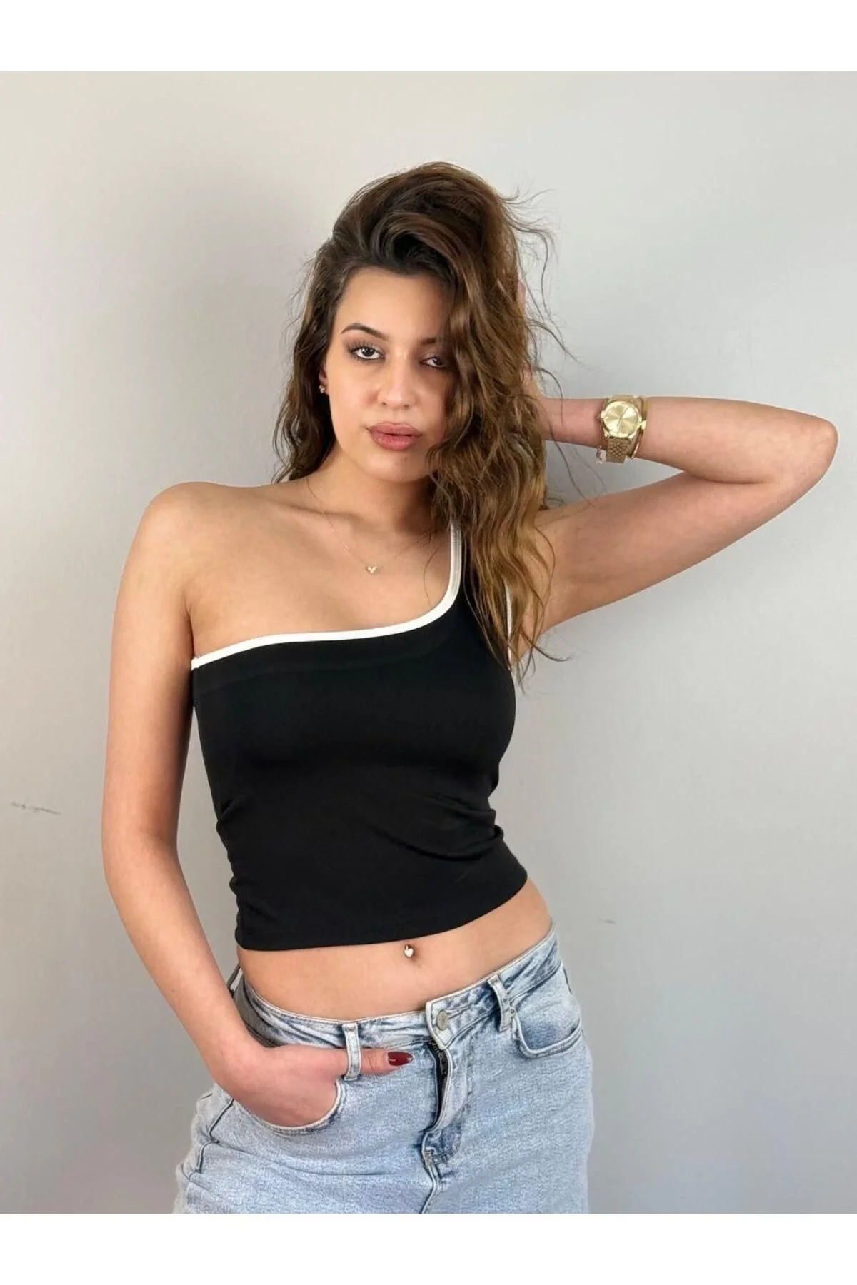 Kadın Tek Omuz Üstü Kontrast Şeritli Vücuda Oturan Kaşkorse Crop Bluz - Siyah
