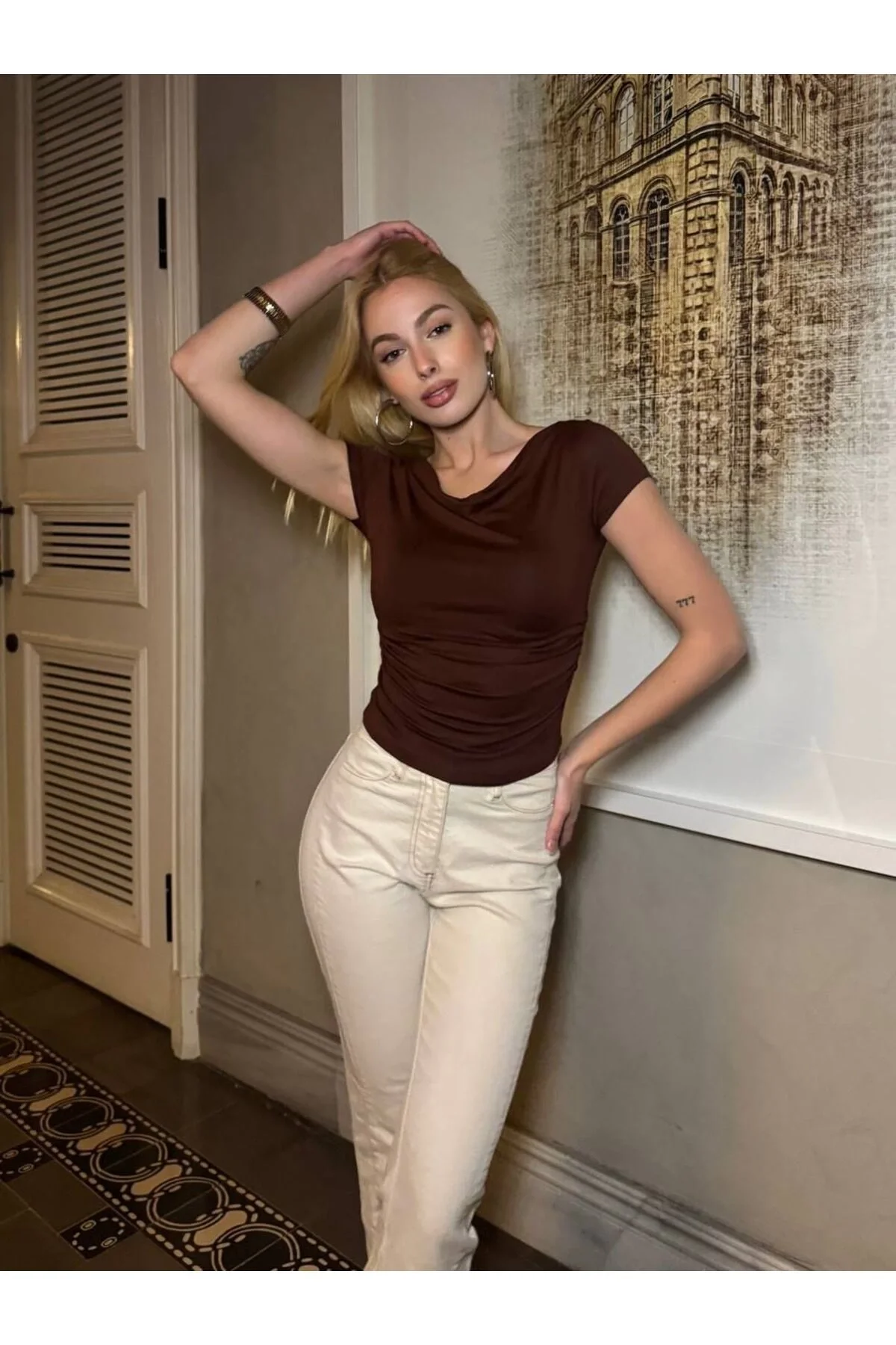 Kadın Carmen Yaka Kısa Kollu Yanları Büzgülü Vücudu Saran Bluz - Kahverengi