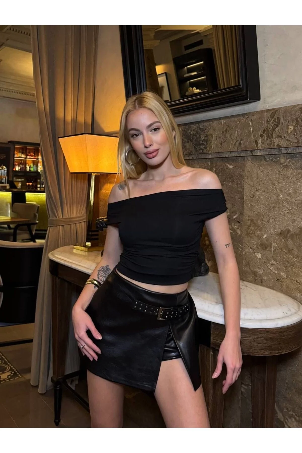 Kadın Carmen Yaka Kısa Kollu Yanları Büzgülü Vücudu Saran Bluz - Siyah