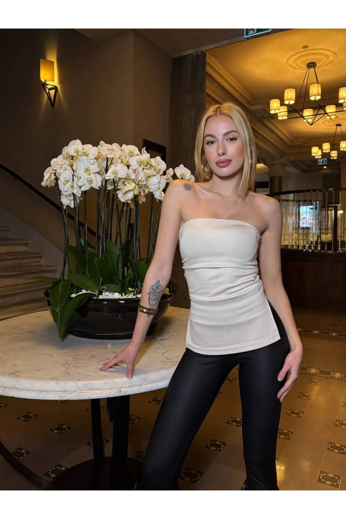 Kadın Straplez Yanları Büzgülü Yırtmaçlı Vücudu Saran Kaşkorse Bluz - Bej