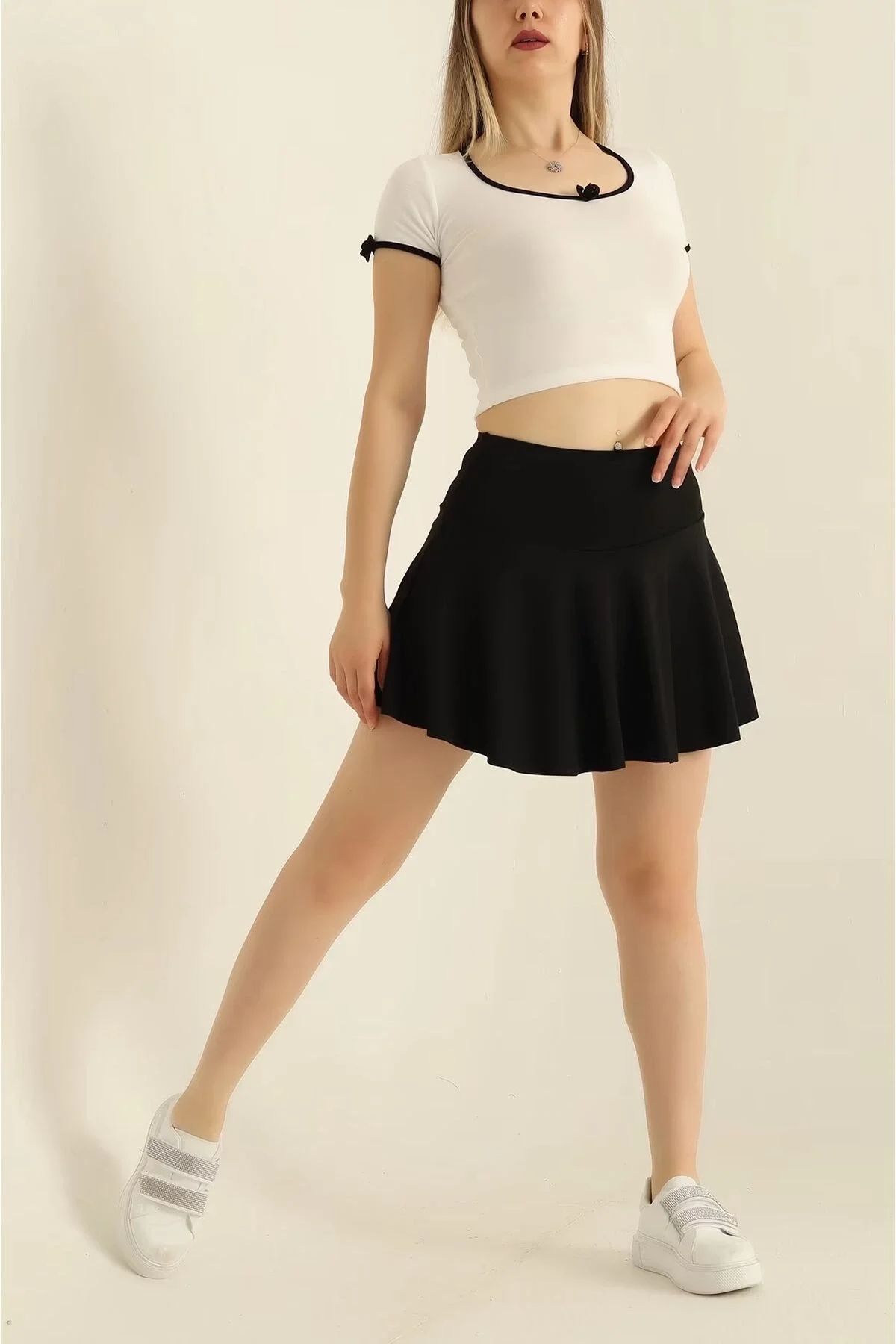 Kadın Yüksek Bel Beli Lastikli Kloş Kesim Dökümlü Mini Tenisçi Şort Etek - Siyah