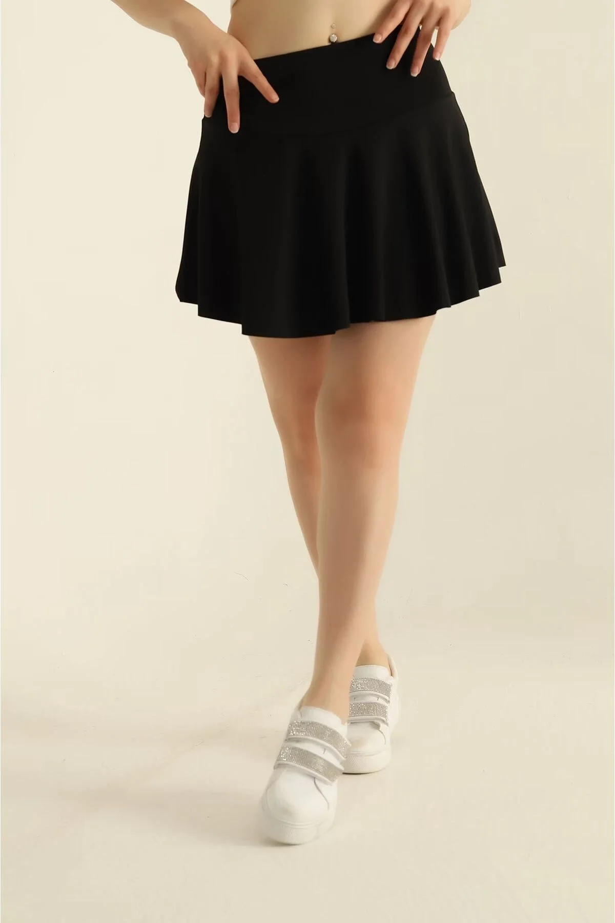 Kadın Yüksek Bel Beli Lastikli Kloş Kesim Dökümlü Mini Tenisçi Şort Etek - Siyah