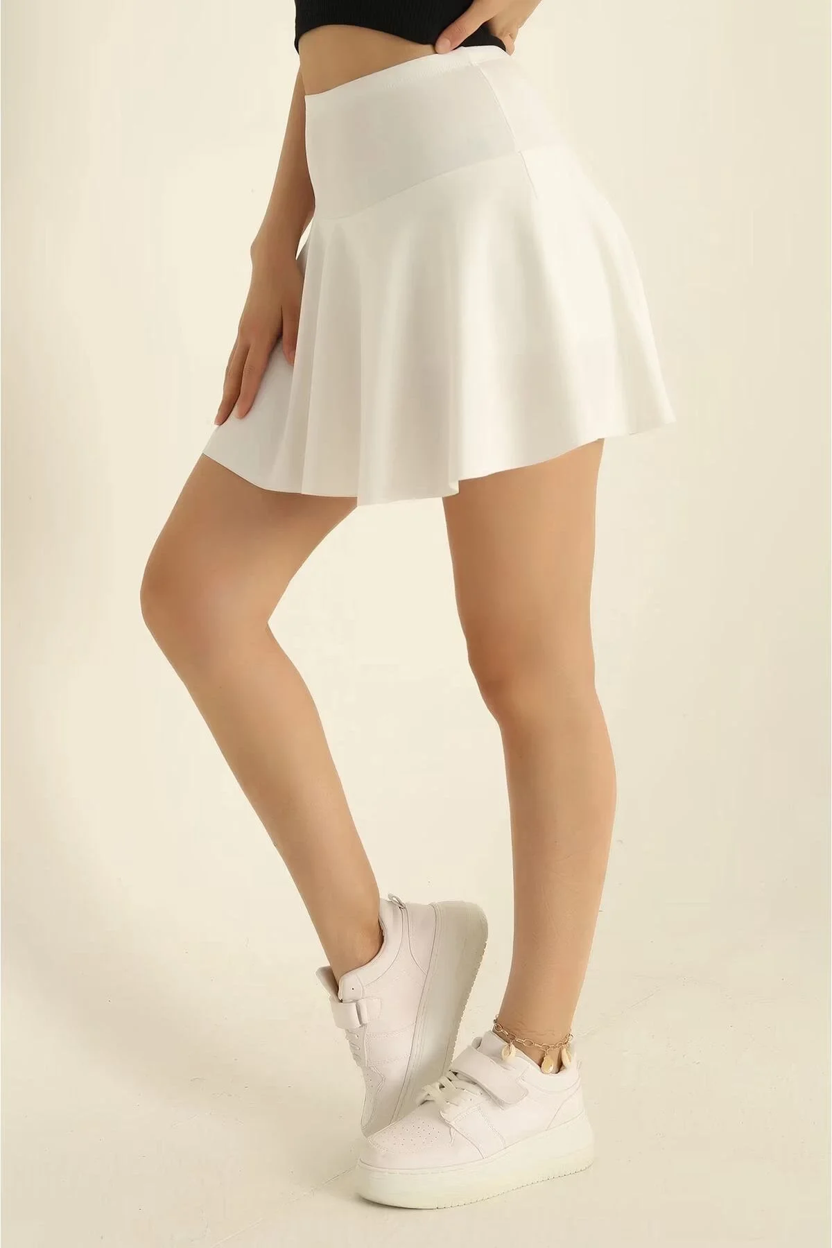 Kadın Yüksek Bel Beli Lastikli Kloş Kesim Dökümlü Mini Tenisçi Şort Etek - Beyaz