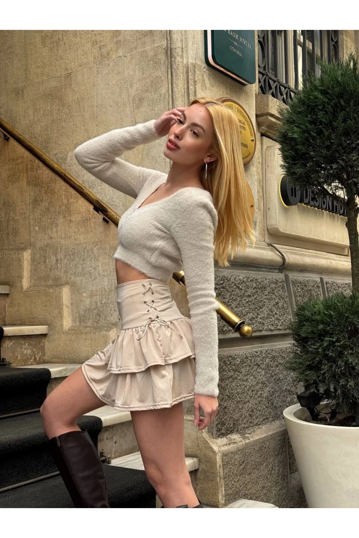 Kadın Yüksek Bel Yanları Büzgülü Kat Kat Fırfırlı Vücudu Saran Mini Etek - Bej