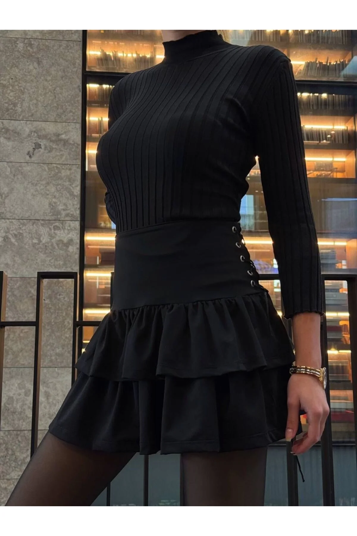 Kadın Yüksek Bel Yanları Büzgülü Kat Kat Fırfırlı Vücudu Saran Mini Etek - Siyah