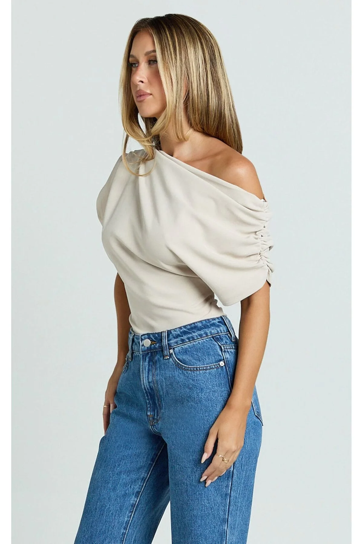 Omzu Düşük Asimetrik Yaka Bluz