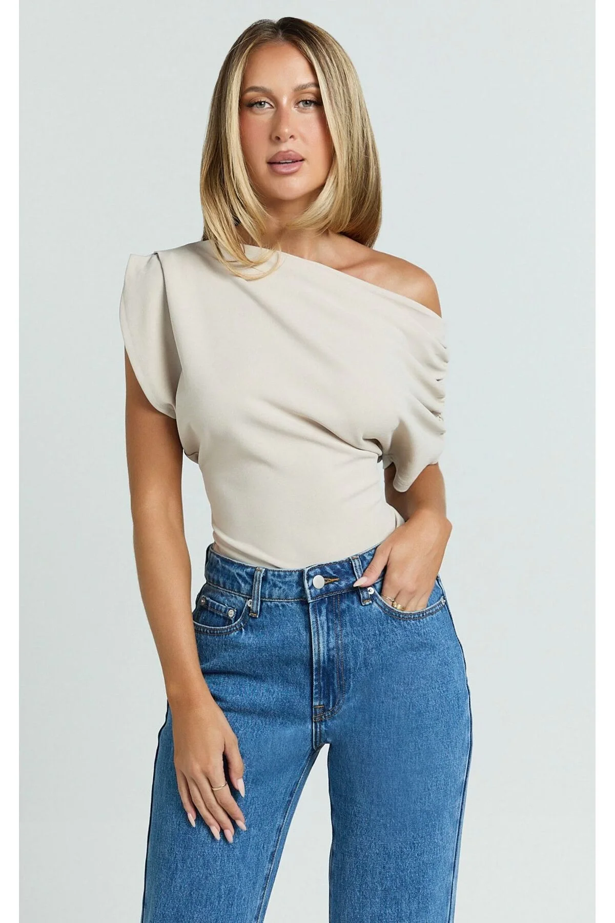 Omzu Düşük Asimetrik Yaka Bluz