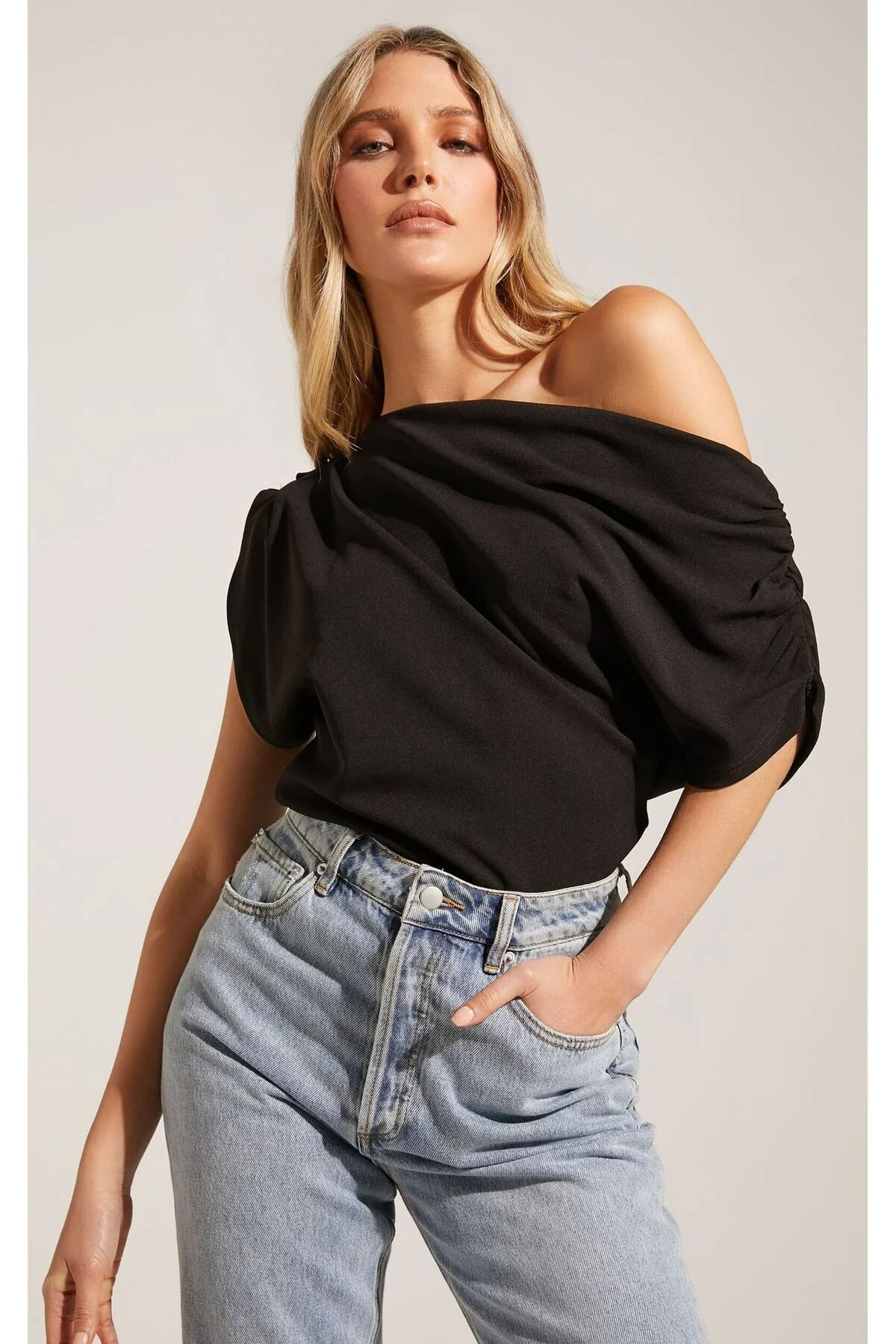 Omzu Düşük Asimetrik Yaka Bluz