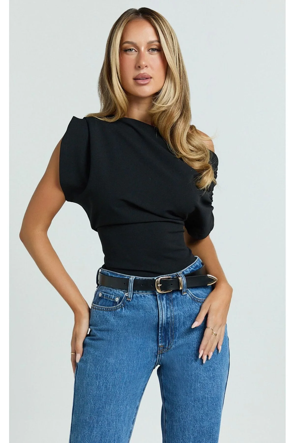 Omzu Düşük Asimetrik Yaka Bluz