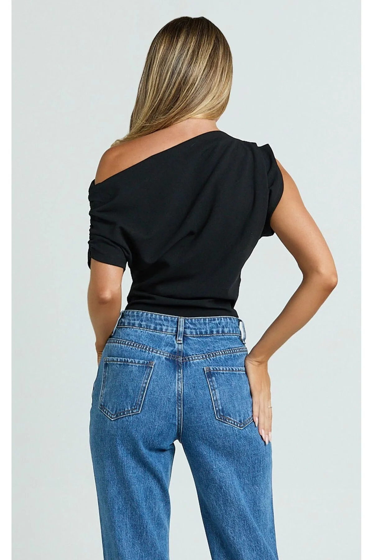 Omzu Düşük Asimetrik Yaka Bluz