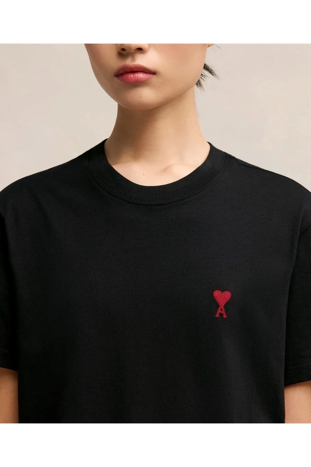 Kadın Minimal Kalp Nakışlı Bisiklet Yaka Dökümlü Salaş Rahat Kesim Oversize Tişört - Siyah