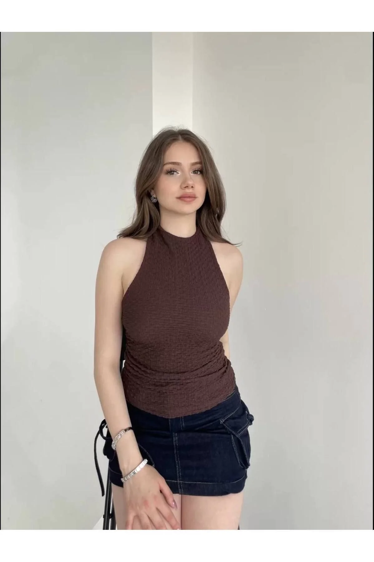 Kadın Halter Yaka Gofre Kumaş Sırtı Açık Bağlamalı Vücudu Saran Crop Bluz - Kahverengi