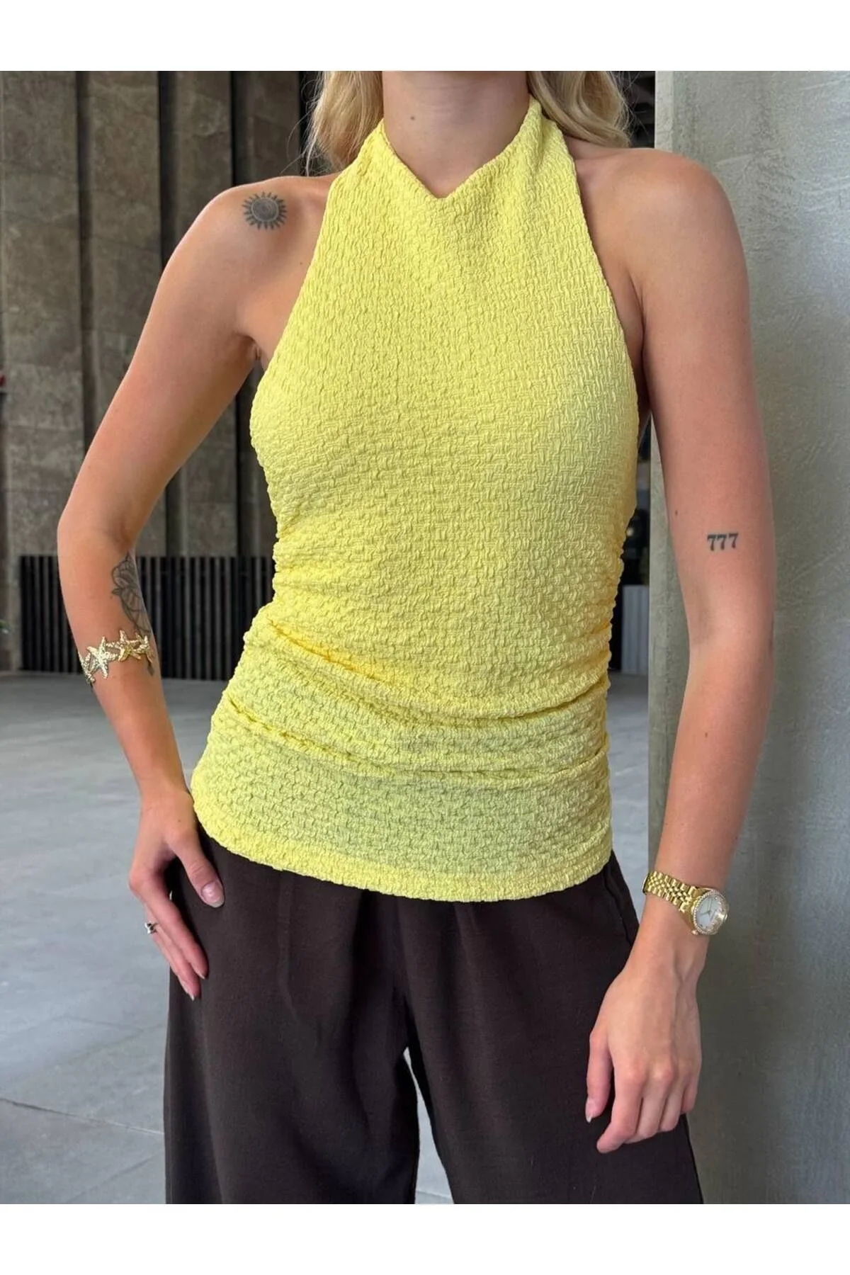 Kadın Halter Yaka Gofre Kumaş Sırtı Açık Bağlamalı Vücudu Saran Crop Bluz - Sarı