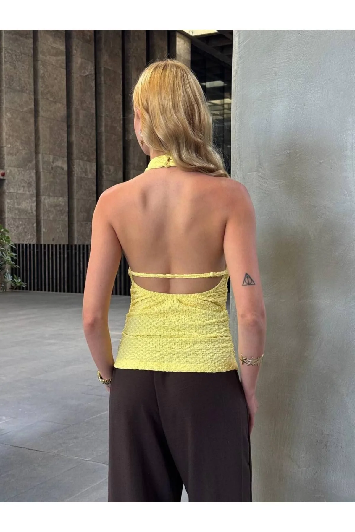 Kadın Halter Yaka Gofre Kumaş Sırtı Açık Bağlamalı Vücudu Saran Crop Bluz - Sarı