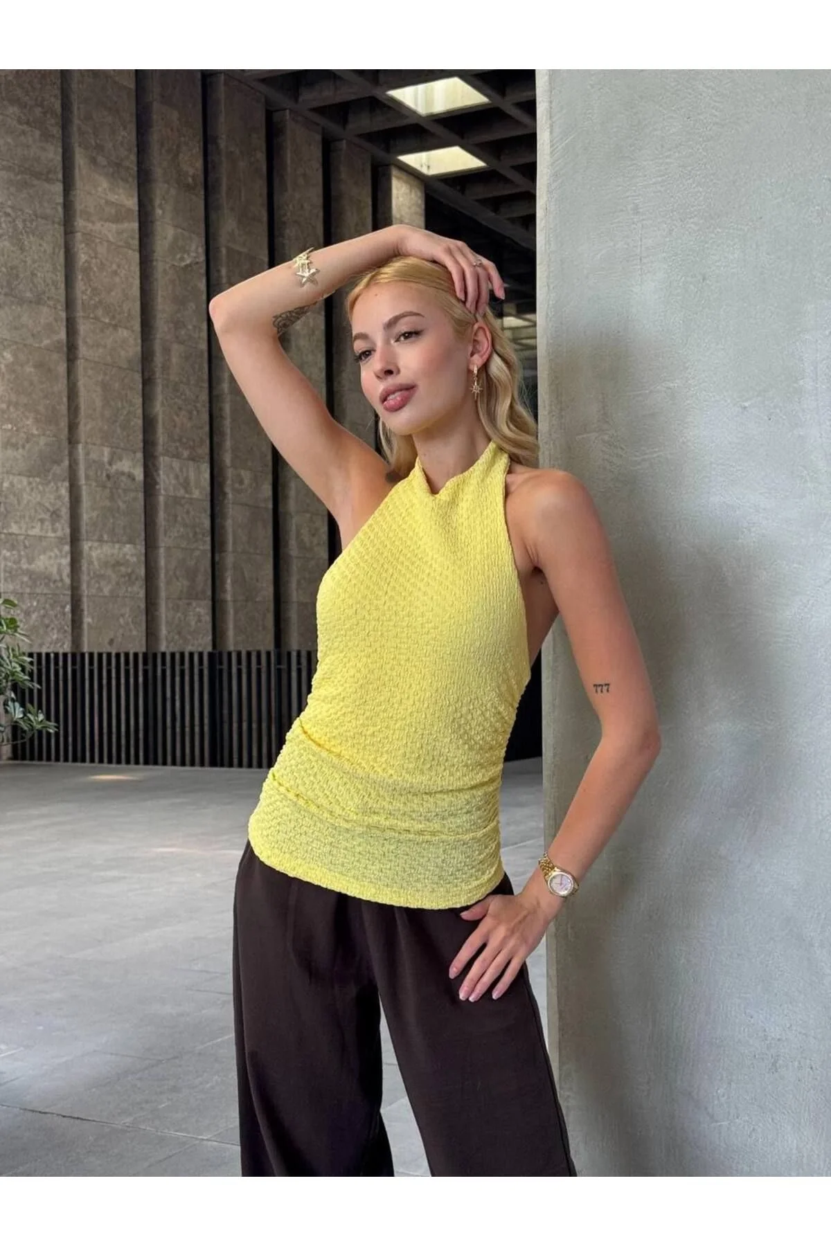 Kadın Halter Yaka Gofre Kumaş Sırtı Açık Bağlamalı Vücudu Saran Crop Bluz - Sarı