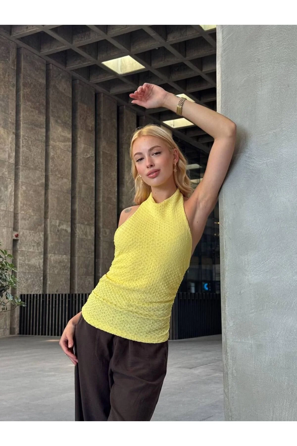 Kadın Halter Yaka Gofre Kumaş Sırtı Açık Bağlamalı Vücudu Saran Crop Bluz - Sarı