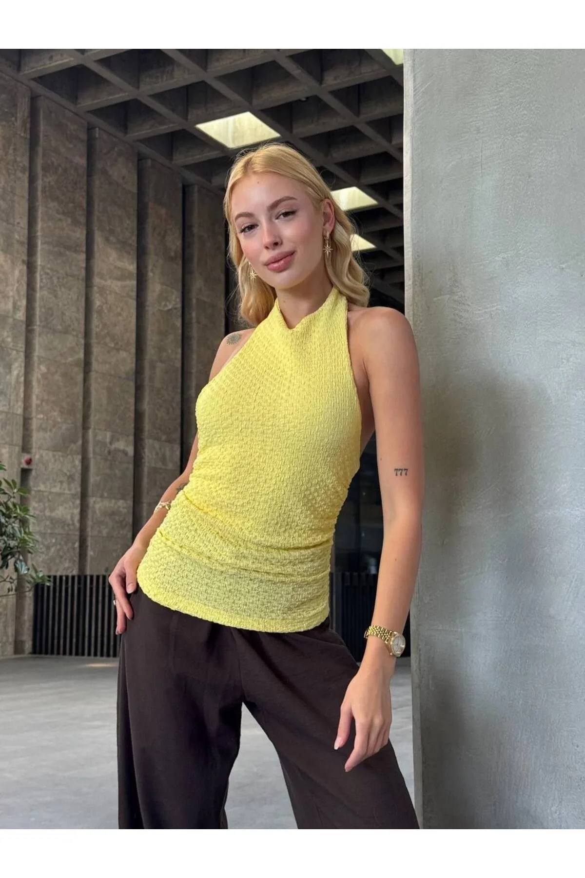 Kadın Halter Yaka Gofre Kumaş Sırtı Açık Bağlamalı Vücudu Saran Crop Bluz - Sarı