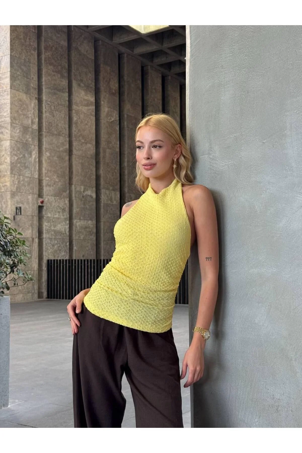 Kadın Halter Yaka Gofre Kumaş Sırtı Açık Bağlamalı Vücudu Saran Crop Bluz - Sarı